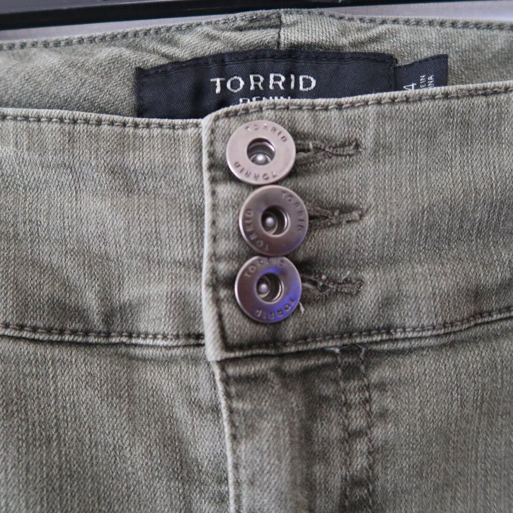 SOLD | Torrid Jegging Bermuda Shorts Olive Wash - Picture 8 of 10